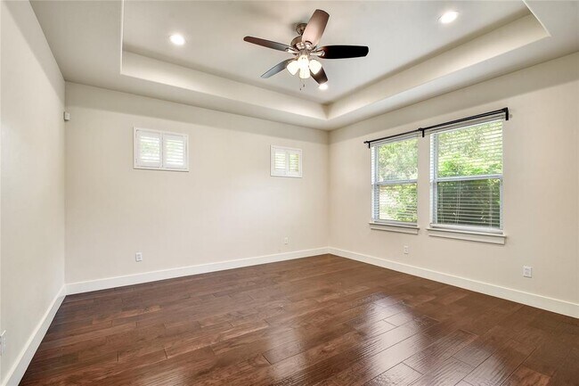 Building Photo - 735 Monarch