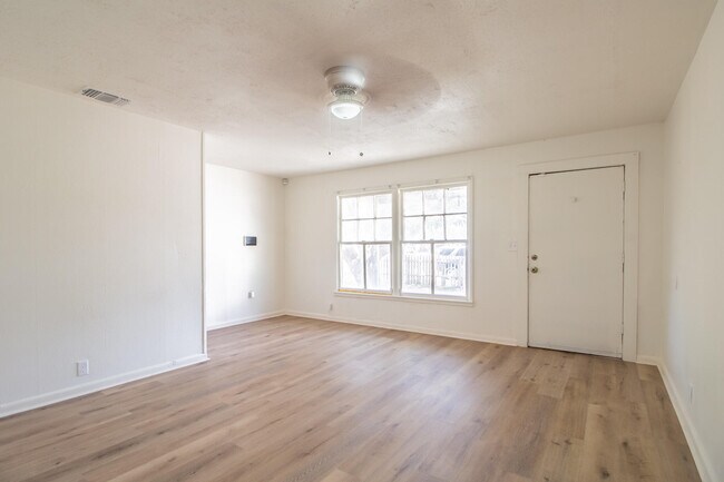 Building Photo - 305 E Lubbock St