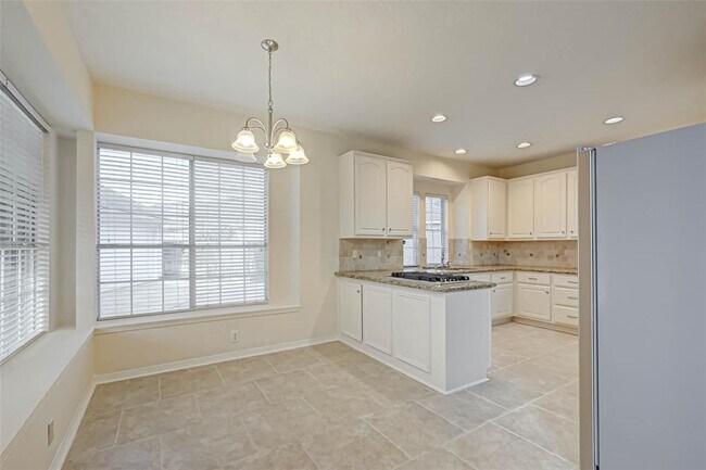 Building Photo - 910 Chinni Ct