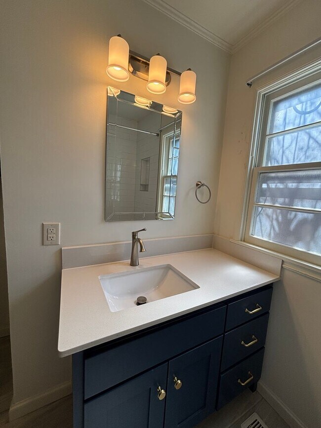 Building Photo - Perfect and Updated Rental close to TU!