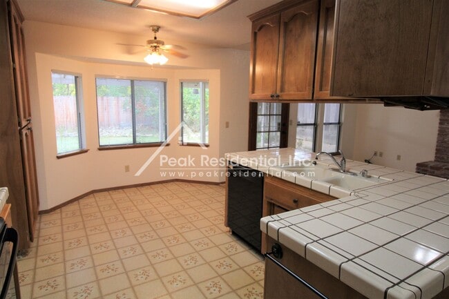 Building Photo - Wonderful Orangevale 4bd/2ba Home with 2 Car Garage!