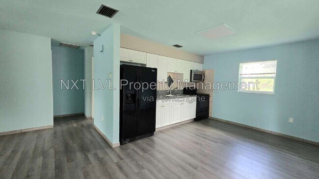 Building Photo - 2095 Eloise Cir