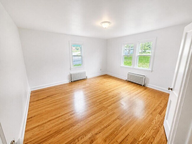 Building Photo - Newly Renovated 2BR on Sought-After Warren Street with Soaring Ceilings