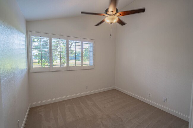 Building Photo - 4-Bedroom Plus Bonus Room Home with Golf Course Views & Community Pool in Valencia!