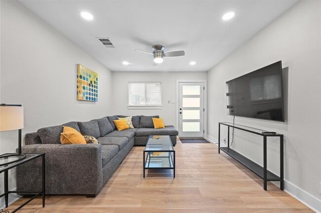 Building Photo - 1307 Falcon Cove