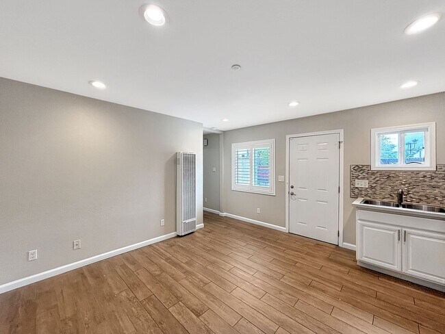 Building Photo - Charming 2BD/1BA Detached Condo in Univers...