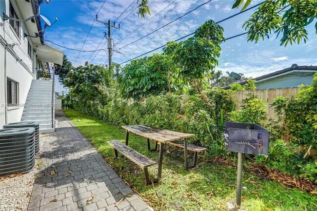 Building Photo - 2140 NE 56th St