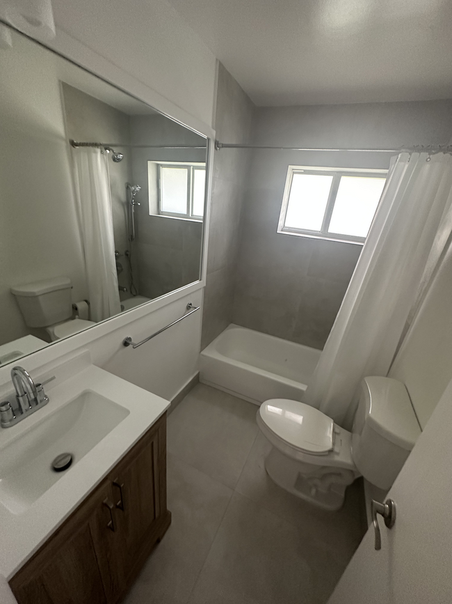 Guest Bath - 5400 Orduna Dr