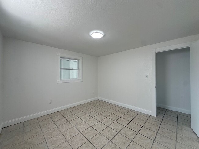 Building Photo - Walk to the beach!