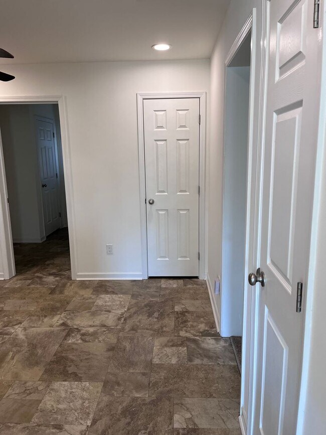 Building Photo - 1014 Aileen Cir