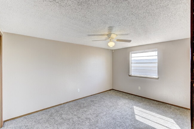 Building Photo - Discover Your New Home: 2-Bedroom Duplex Now Available in Edmond, OK!