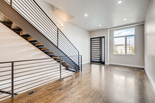 Building Photo - High Street Townhomes 3 bedroom unit with ...