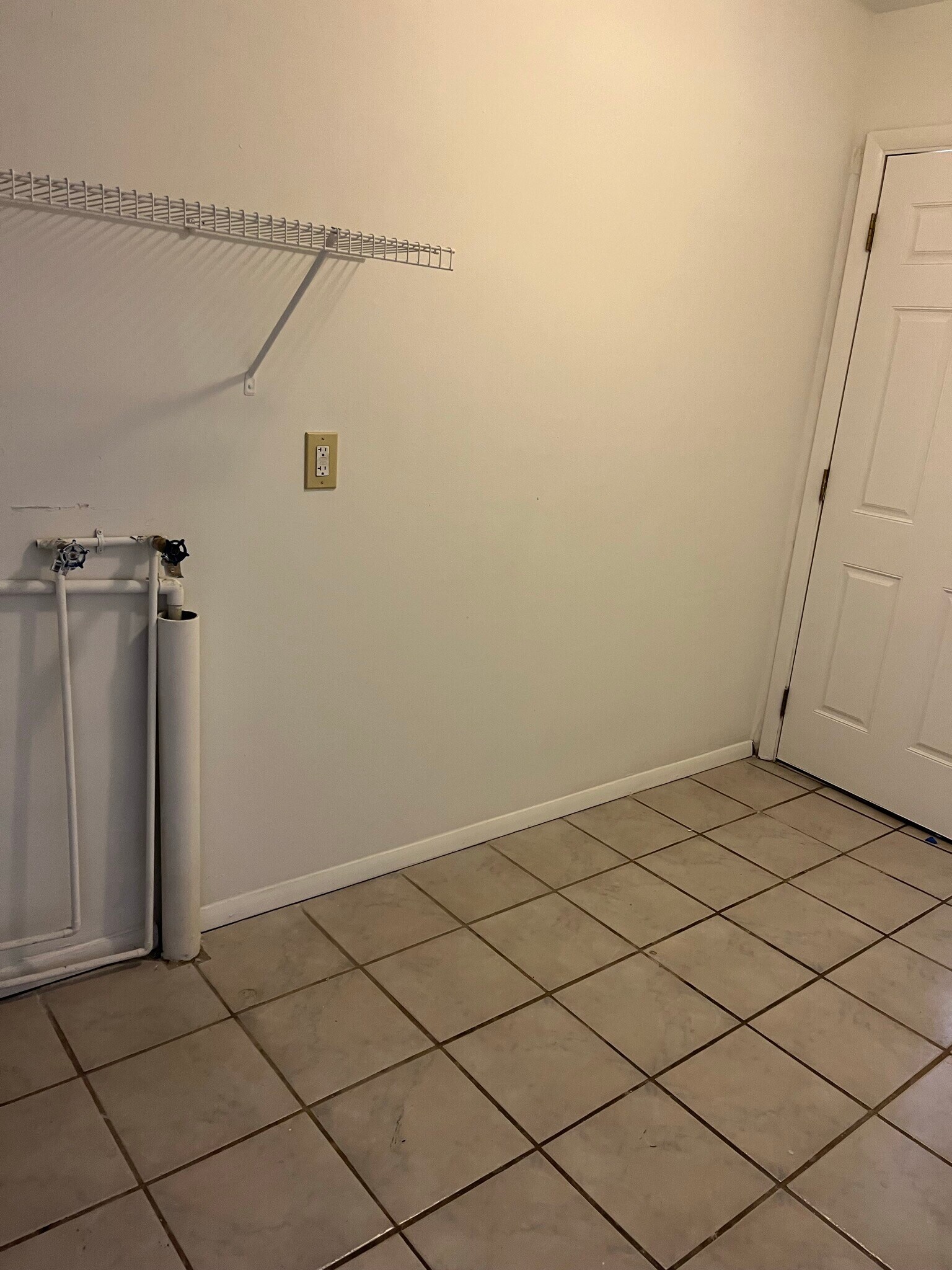 Laundry Room - 1991 Lemay Ferry Rd