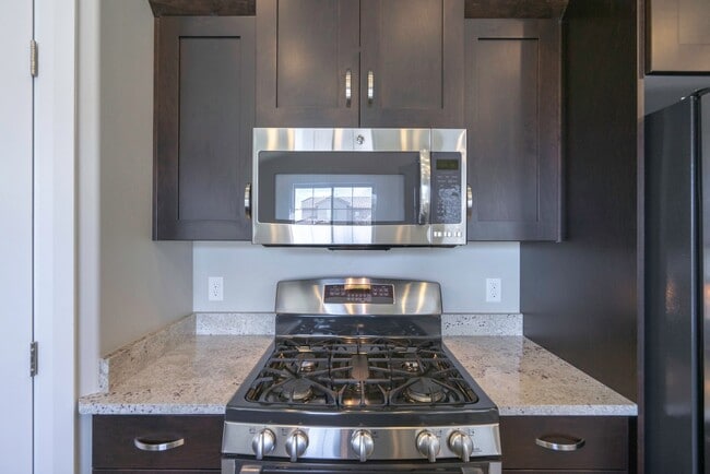 Building Photo - 3 Bedroom Townhome in Hidden Valley with C...