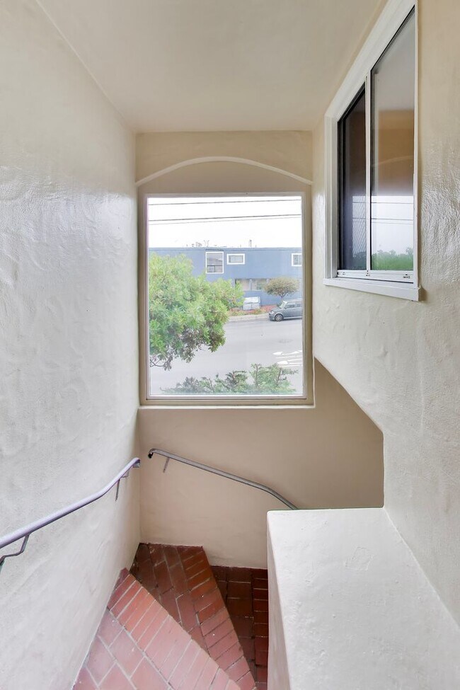 Building Photo - Bright Corner Home with Family Room, Yard & Laundry in Prime Sunset Location!