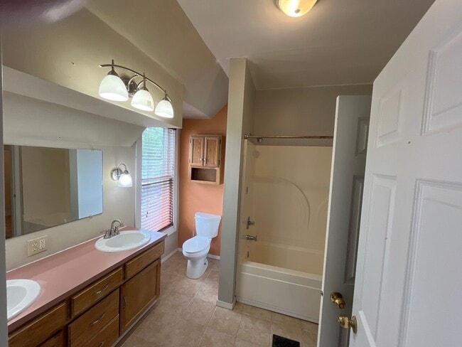 Building Photo - Large House Midtown