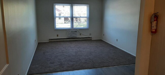 Building Photo - 112 Elm St