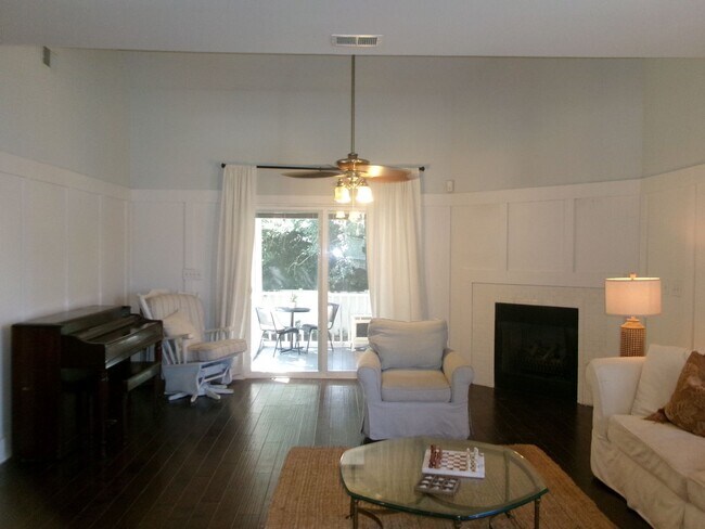 Building Photo - Walk to the Ocean from this 3 bedroom, 2.5...
