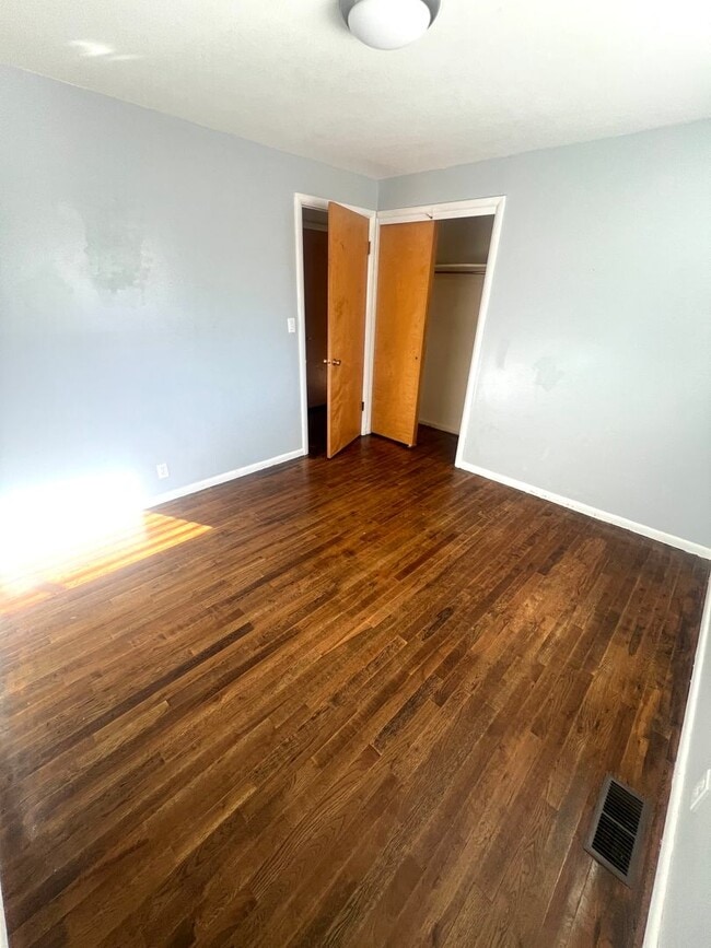 Building Photo - 701 S 19th Ave