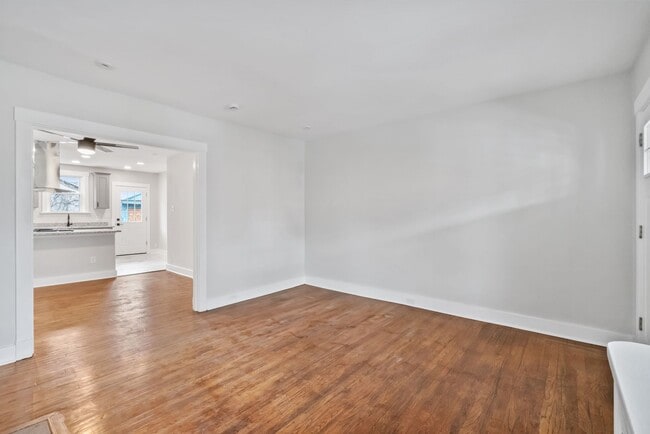 Building Photo - Exquisitely Renovated 3 Bedroom/ 2 Bath in Pittsburgh's East Side