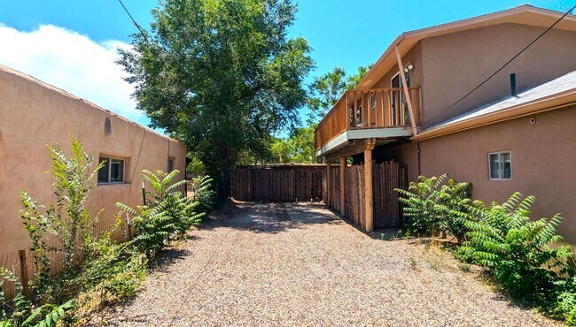 Building Photo - Quaint Studio in Prime Location