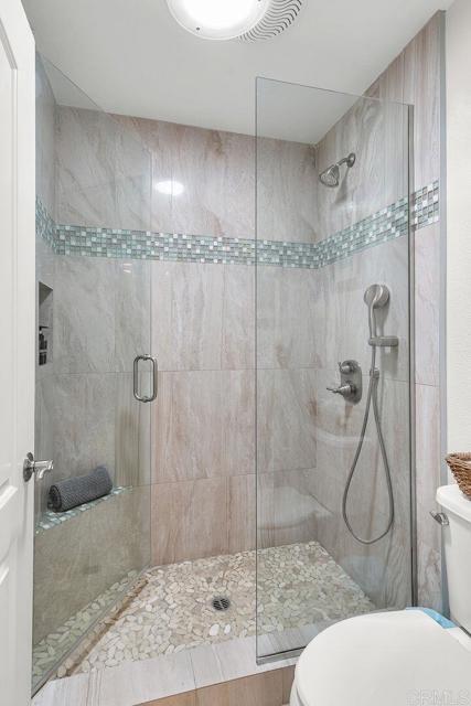 Building Photo - 520 Via De La Valle
