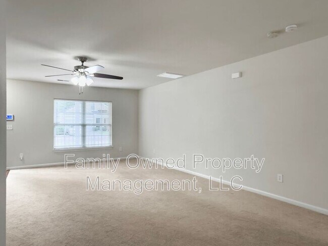 Building Photo - 8753 Red Oak Dr
