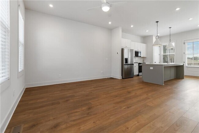 Building Photo - 964 N Circle Dr NW