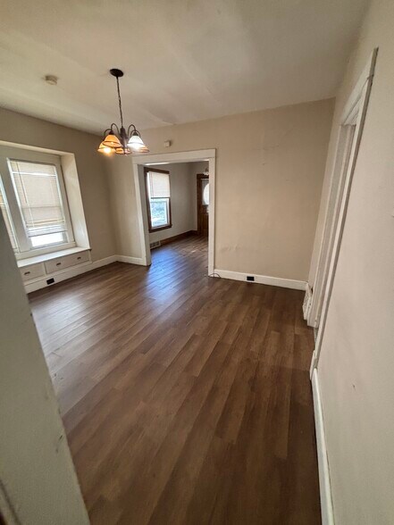 Building Photo - 1316 W 91st St