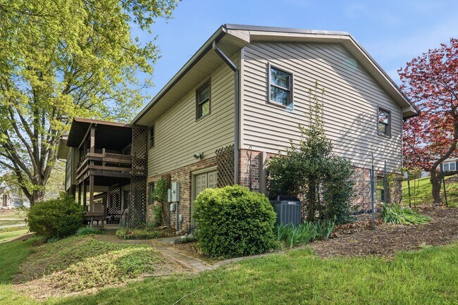Building Photo - Spacious 5-Bedroom Home in Prestigious Blacksburg Country Club Estates