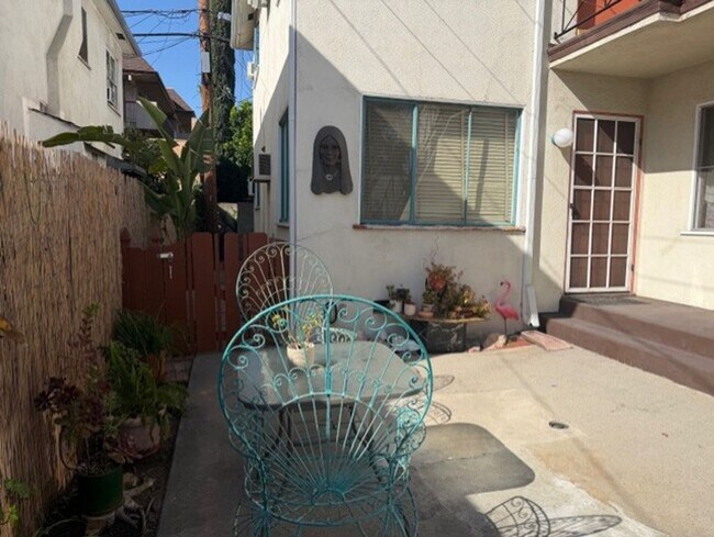 Building Photo - Thompson