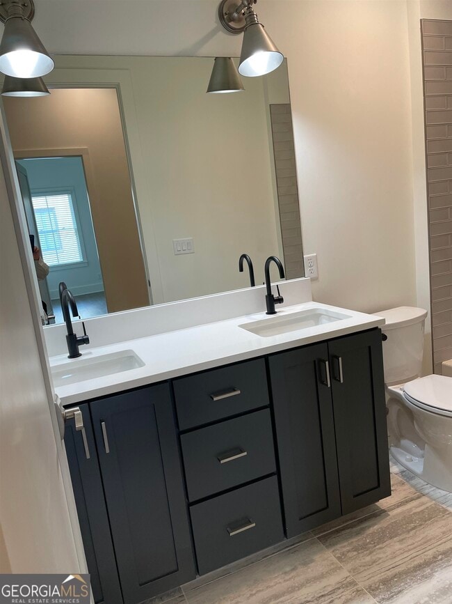 Building Photo - 460 Heatherden Ave