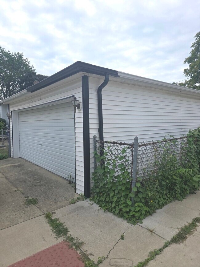 Building Photo - 1218 N 18th Ave