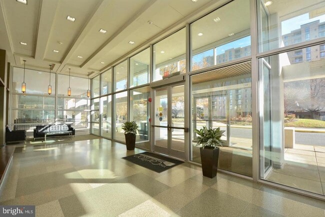 Building Photo - 4600 S Four Mile Run Dr