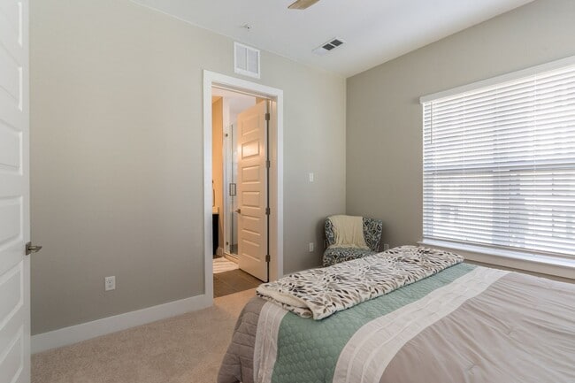 Building Photo - The Grove 2/2 Furnished
