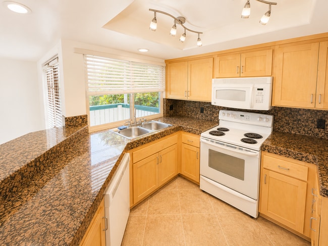 Building Photo - Coastal Townhome Near Beach, Bay & Kate Sessions Park – 2 Bed / 2.5 Bath