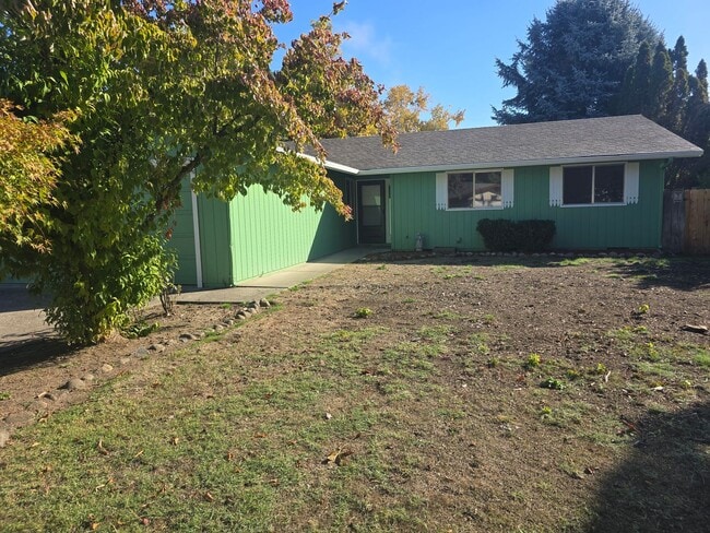 Building Photo - 3 bed 2 bath Single Home for Rent in Grants Pass