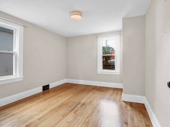 Building Photo - Spacious 5 bedroom home on Minnehaha Parkw...