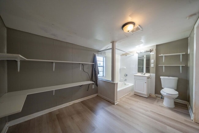 Building Photo - 807 Walnut St