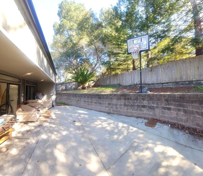 Building Photo - Bigger than average home in SLO! Lots of space!