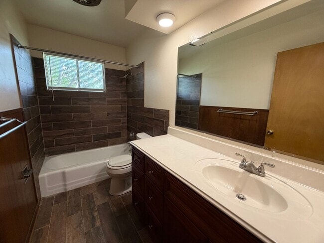 Building Photo - Spacious 3-Bedroom Home in a Great Neighborhood