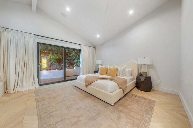 Building Photo - 2221 Bowmont Dr