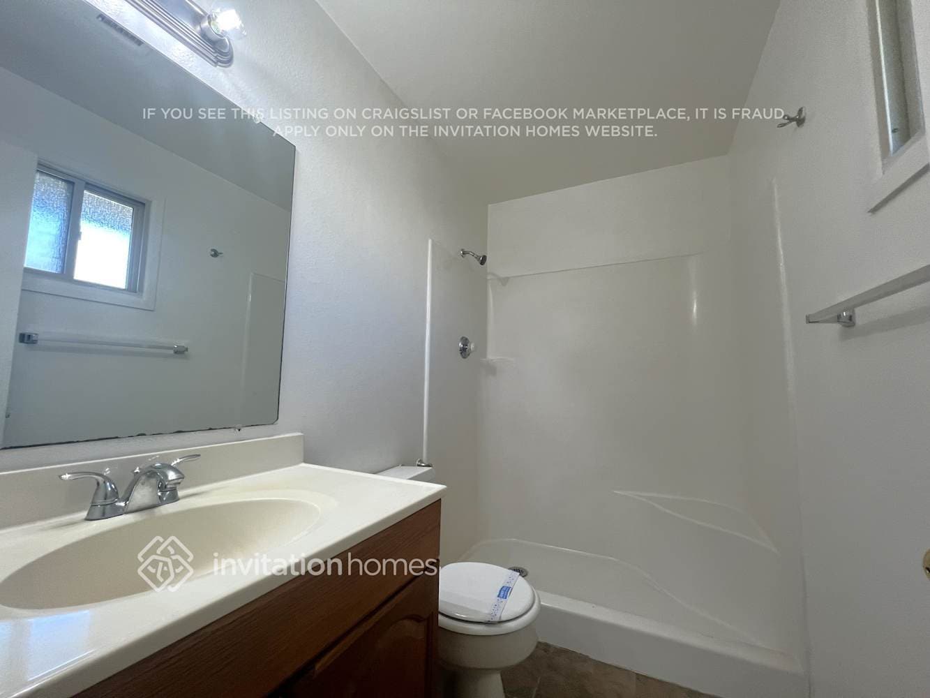 Building Photo - 1904 E Greenway Dr