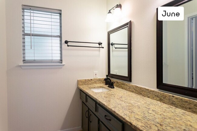 Building Photo - ROOM ONLY in 4-bed/2.0-bath Home