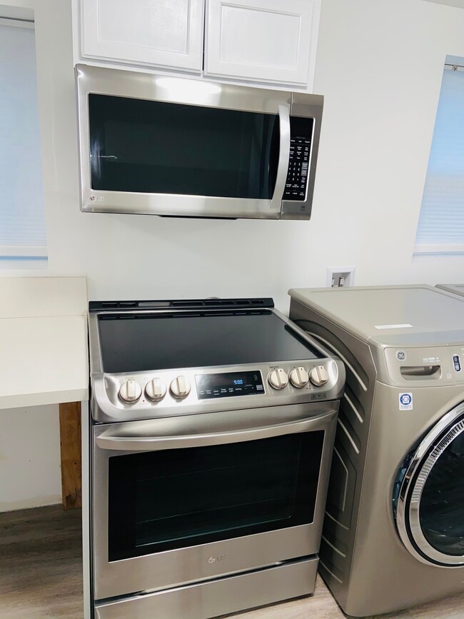 Building Photo - 2440 Wickstrom Pl SW