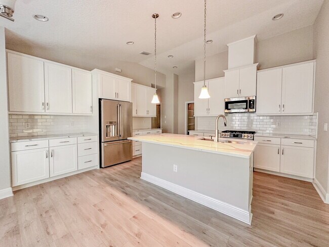 Building Photo - "Charming 3-Bedroom Haven with 2 Full Baths in Serene Parrish FL!"