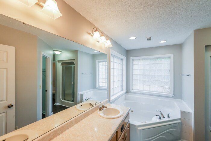Building Photo - 8747 Rolling Hills Dr