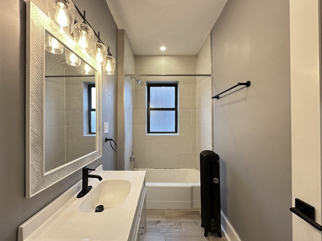 Building Photo - 639 W Cornelia Ave