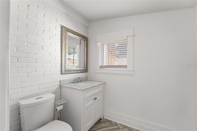 Building Photo - 528 6th St N
