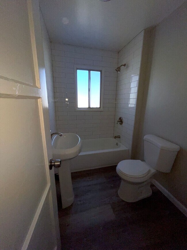 Building Photo - Nice 1B/1B in South Wrigley available now!